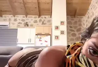 Ecem dağ evinde gerilla kıyafetleri ile canlı yayında seksi haraketler yapıyor